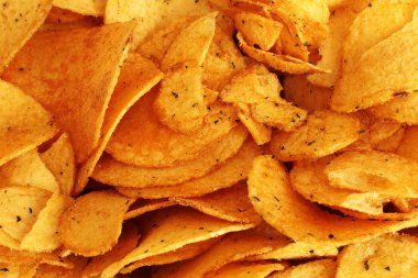 Tuz ve baharatlar, patates cipsi lezzetli ve yüksek sesle crunch ile iştah açıcı aperatifler