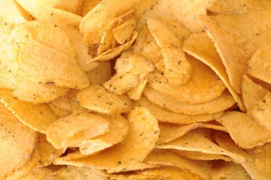 Tuz ve baharatlar, patates cipsi lezzetli ve yüksek sesle crunch ile iştah açıcı aperatifler