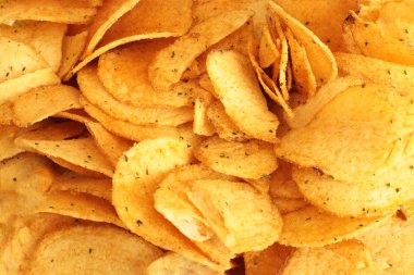 Tuz ve baharatlar, patates cipsi lezzetli ve yüksek sesle crunch ile iştah açıcı aperatifler
