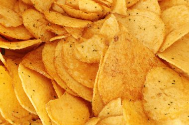 Tuz ve baharatlar, patates cipsi lezzetli ve yüksek sesle crunch ile iştah açıcı aperatifler