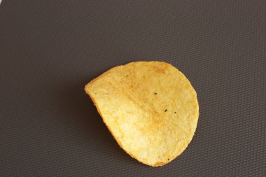 Tuz ve baharatlar, patates cipsi lezzetli ve yüksek sesle crunch ile iştah açıcı aperatifler