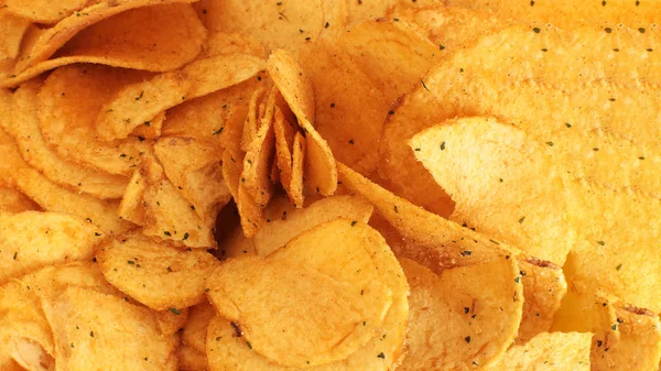 Étvágygerjesztő Snack Snackek Sóval Fűszerek Burgonya Chips Finom Összeroppant Hangosan — Stock Fotó