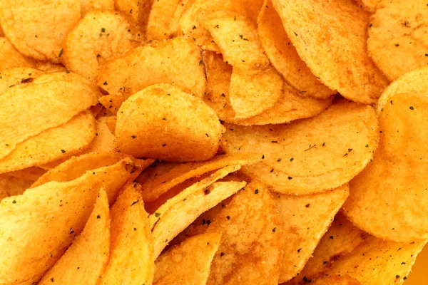 Étvágygerjesztő Snack Snackek Sóval Fűszerek Burgonya Chips Finom Összeroppant Hangosan — Stock Fotó
