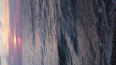 Deniz manzara büyük dalgalar berrak su ve güzel doğa, dağ manzara ve rahatlama ve ilham için temiz hava video