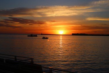 Gün batımında okyanusta güzel manzara ve gökyüzündeki renklerin inanılmaz eğimi, rahatlama ve sükunet ve deniz intam sakinliği