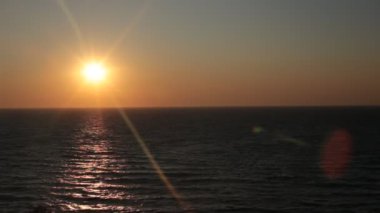 Dawn su okyanus güzel görünümü ve gökyüzünde renklerin alışılmadık bir degrade, rahatlama ve huzur ve gün batımında deniz tarafından tam sakin