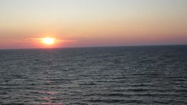 Dawn su okyanus güzel görünümü ve gökyüzünde renklerin alışılmadık bir degrade, rahatlama ve huzur ve gün batımında deniz tarafından tam sakin