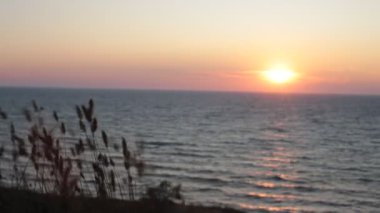 Dawn su okyanus güzel görünümü ve gökyüzünde renklerin alışılmadık bir degrade, rahatlama ve huzur ve gün batımında deniz tarafından tam sakin