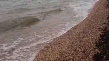 Dawn su okyanus güzel görünümü ve gökyüzünde renklerin alışılmadık bir degrade, rahatlama ve huzur ve gün batımında deniz tarafından tam sakin