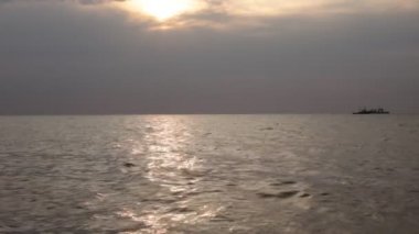 Dawn su okyanus güzel görünümü ve gökyüzünde renklerin alışılmadık bir degrade, rahatlama ve huzur ve gün batımında deniz tarafından tam sakin