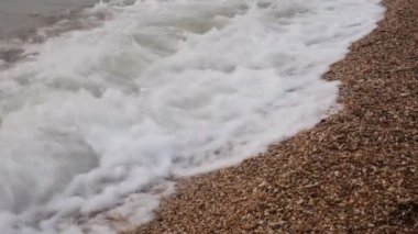 Dawn su okyanus güzel görünümü ve gökyüzünde renklerin alışılmadık bir degrade, rahatlama ve huzur ve gün batımında deniz tarafından tam sakin