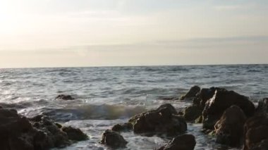 Dawn su okyanus güzel görünümü ve gökyüzünde renklerin alışılmadık bir degrade, rahatlama ve huzur ve gün batımında deniz tarafından tam sakin
