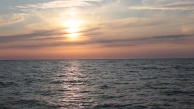Dawn su okyanus güzel görünümü ve gökyüzünde renklerin alışılmadık bir degrade, rahatlama ve huzur ve gün batımında deniz tarafından tam sakin