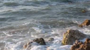 Dawn su okyanus güzel görünümü ve gökyüzünde renklerin alışılmadık bir degrade, rahatlama ve huzur ve gün batımında deniz tarafından tam sakin