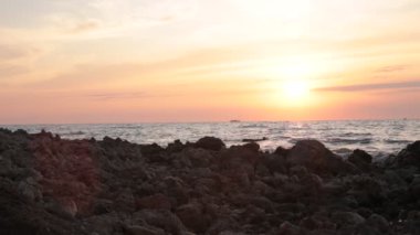 Dawn su okyanus güzel görünümü ve gökyüzünde renklerin alışılmadık bir degrade, rahatlama ve huzur ve gün batımında deniz tarafından tam sakin