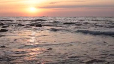 Dawn su okyanus güzel görünümü ve gökyüzünde renklerin alışılmadık bir degrade, rahatlama ve huzur ve gün batımında deniz tarafından tam sakin