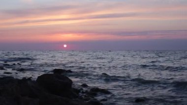 Dawn su okyanus güzel görünümü ve gökyüzünde renklerin alışılmadık bir degrade, rahatlama ve huzur ve gün batımında deniz tarafından tam sakin