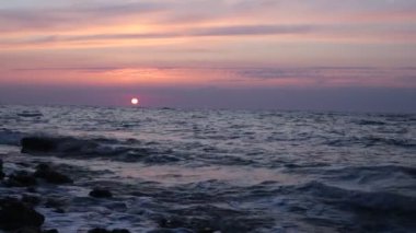 Dawn su okyanus güzel görünümü ve gökyüzünde renklerin alışılmadık bir degrade, rahatlama ve huzur ve gün batımında deniz tarafından tam sakin