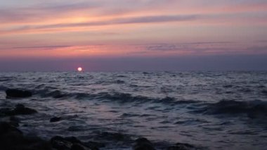 Dawn su okyanus güzel görünümü ve gökyüzünde renklerin alışılmadık bir degrade, rahatlama ve huzur ve gün batımında deniz tarafından tam sakin