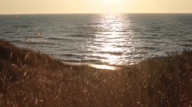 Dawn su okyanus güzel görünümü ve gökyüzünde renklerin alışılmadık bir degrade, rahatlama ve huzur ve gün batımında deniz tarafından tam sakin