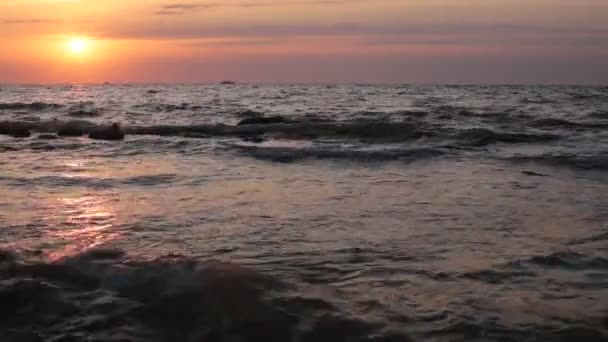 海の美しい水の美しい景色と空の色の珍しい勾配 リラクゼーションと静けさと日没時の海によって完全な静けさ — ストック動画