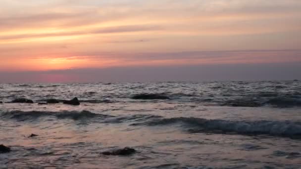 黎明在海洋美丽的水景色和不寻常的渐变的颜色在天空 放松和宁静 完全平静的海洋在日落 — 图库视频影像