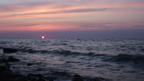 黎明在海洋美丽的水景色和不寻常的渐变的颜色在天空 放松和宁静 完全平静的海洋在日落 — 图库视频影像