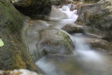 craggy ve kayalık arazi ve küçük şelaleler, güzel canlı doğa