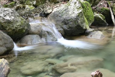 craggy ve kayalık arazi ve küçük şelaleler, güzel canlı doğa