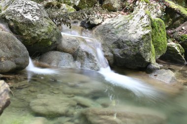 craggy ve kayalık arazi ve küçük şelaleler, güzel canlı doğa