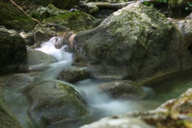 craggy ve kayalık arazi ve küçük şelaleler, güzel canlı doğa