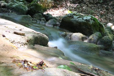 craggy ve kayalık arazi ve küçük şelaleler, güzel canlı doğa