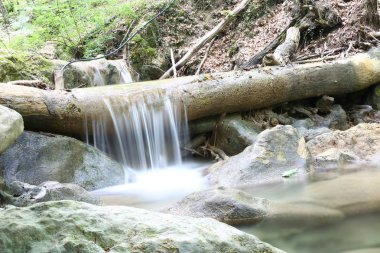 craggy ve kayalık arazi ve küçük şelaleler, güzel canlı doğa