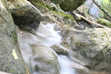 craggy ve kayalık arazi ve küçük şelaleler, güzel canlı doğa