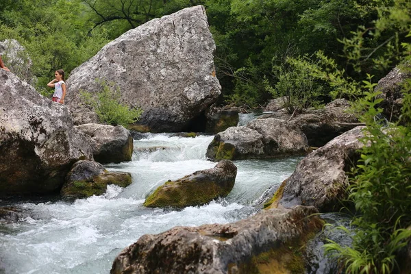 Terreno Escarpado Rocoso Pequeñas Cascadas Hermosa Naturaleza Viva —  Fotos de Stock