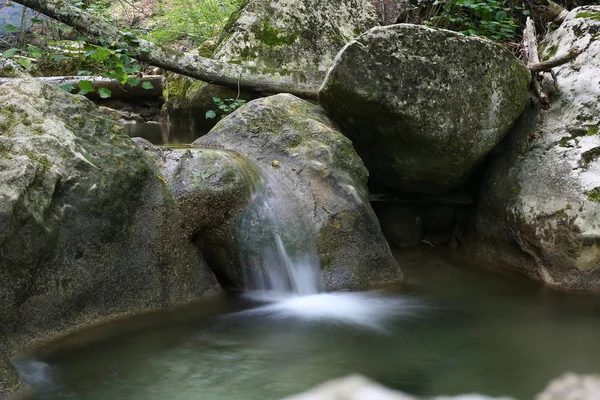 Скелястий Скелястий Рельєф Дрібні Водоспади Красива Жива Природа — стокове фото