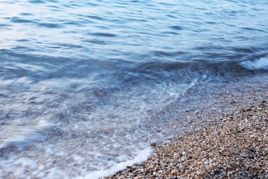 Sahil şeridi deniz erişim dalgaları ve çakıl plajı
