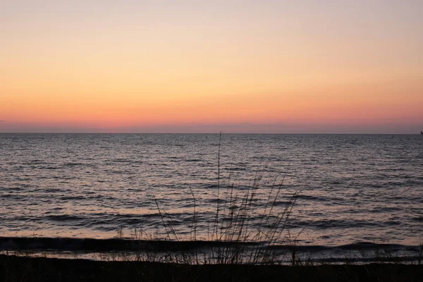 Φωτεινό Ηλιοβασίλεμα Στη Θάλασσα Πολύ Αέρα Και Νερό Μια Στενή — Φωτογραφία Αρχείου