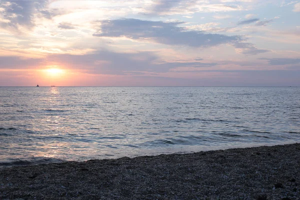 Heldere Zonsondergang Zee Veel Lucht Water Een Smalle Kustlijn Dawn — Stockfoto