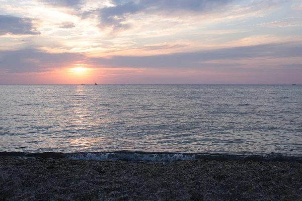 Heldere Zonsondergang Zee Veel Lucht Water Een Smalle Kustlijn Dawn — Stockfoto