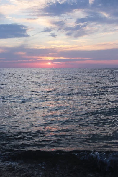 Heldere Zonsondergang Zee Veel Lucht Water Een Smalle Kustlijn Dawn — Stockfoto