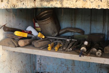 Erkek tamir araçları ile Garajgerçek çocuk envanter köşesi