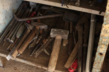 Erkek tamir araçları ile Garajgerçek çocuk envanter köşesi