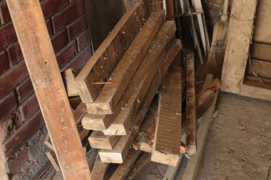 Ahşap kütükler ve doğal malzeme panoları depo