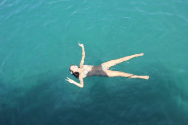 Marmaris / Türkiye - 13 Eylül 2019: Mutlu ve tatlı kız uzun akan saçlarıyla denizde yüzüyor