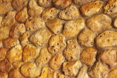 El yapımı taş duvar alışılmadık iç tasarım