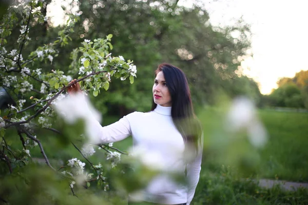 Mladá Usměvavá Žena Dlouhými Černými Vlasy Bílém Květém Jablním Světle — Stock fotografie