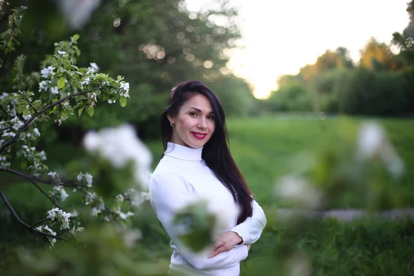 Joven Mujer Sonriente Con Pelo Largo Negro Cuello Alto Blanco — Foto de Stock