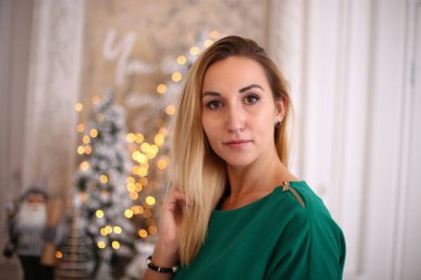 Sarı saçlı kız Mutlu Yeni Yıl kutluyor, Mutlu Noeller olumlu ruh hali