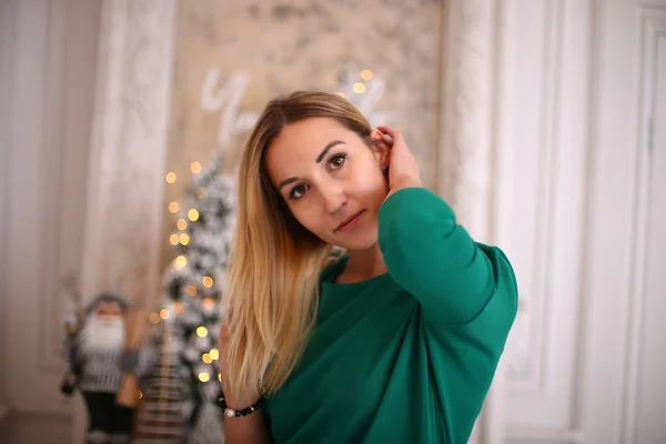 Ragazza Con Capelli Biondi Celebra Felice Anno Nuovo Umore Positivo — Foto Stock